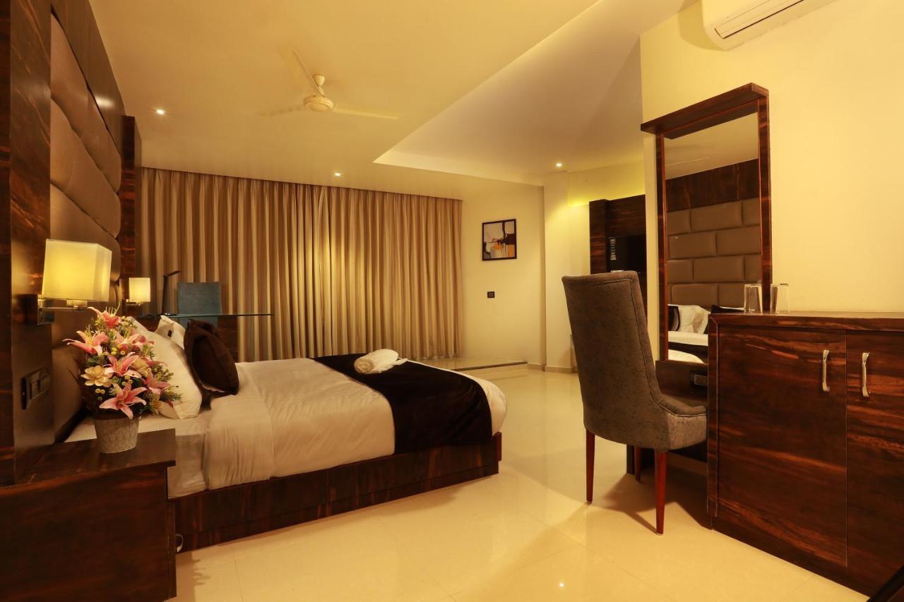 Aura One Hotel Kochi Exterior photo