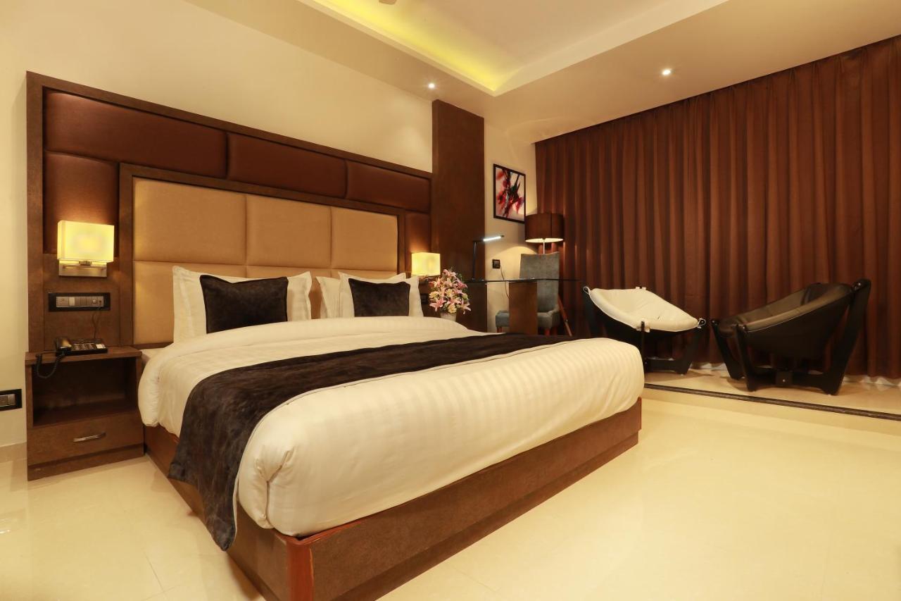 Aura One Hotel Kochi Exterior photo