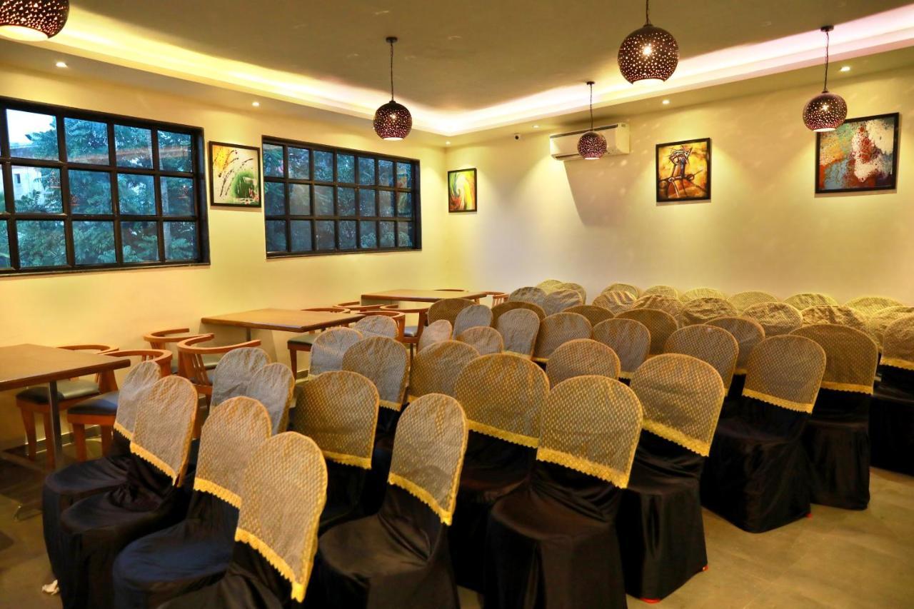 Aura One Hotel Kochi Exterior photo