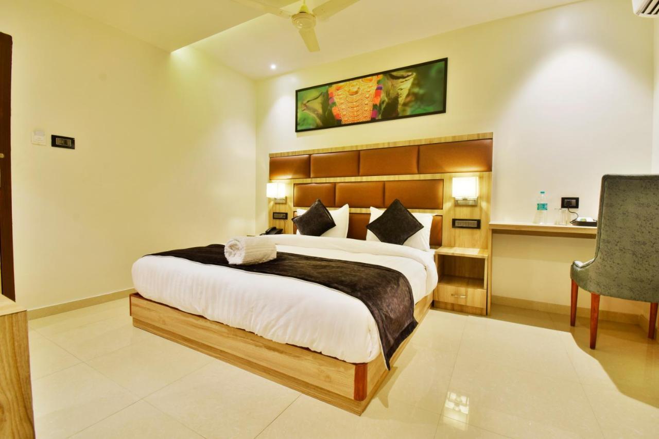 Aura One Hotel Kochi Exterior photo