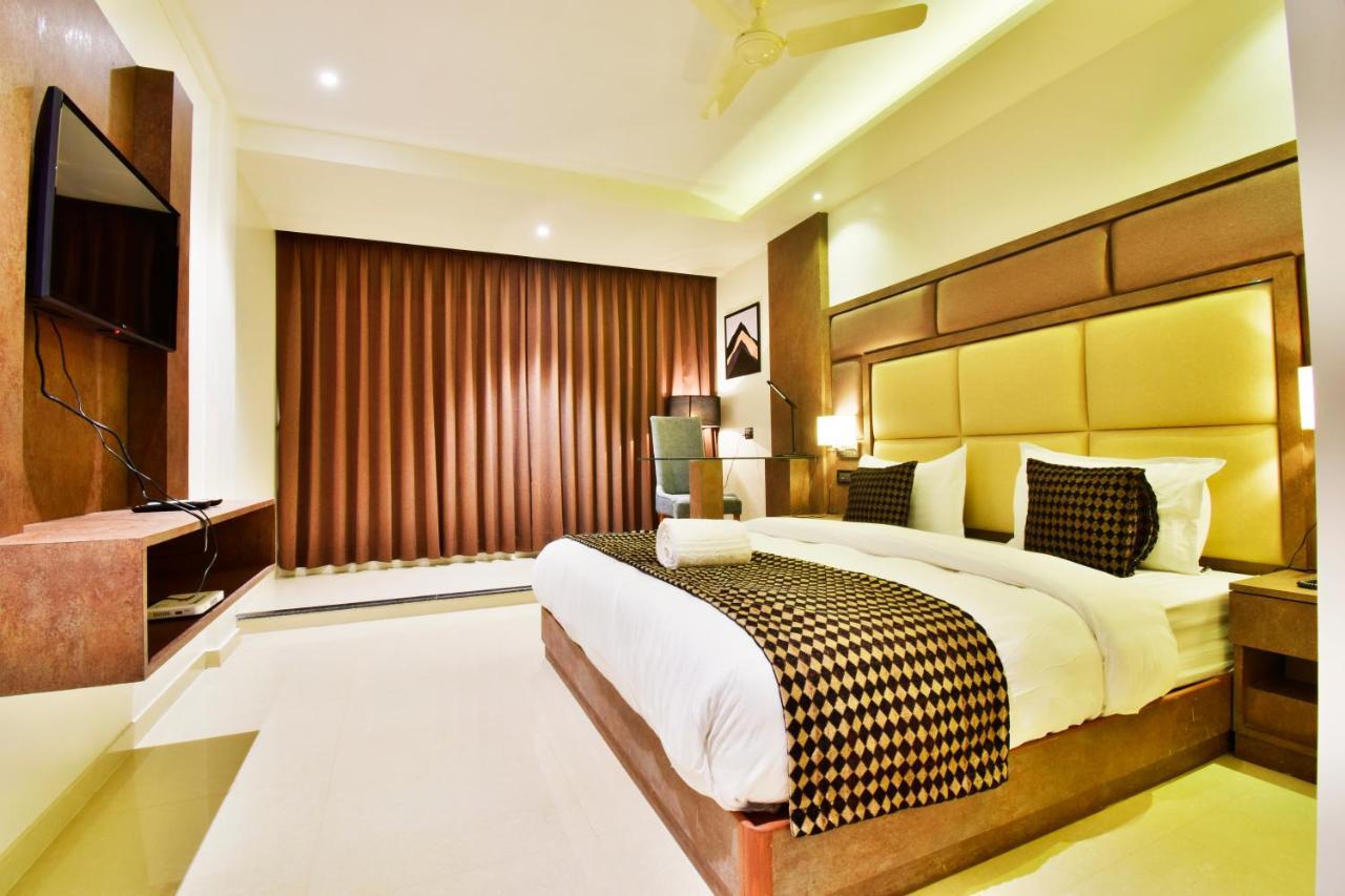 Aura One Hotel Kochi Exterior photo