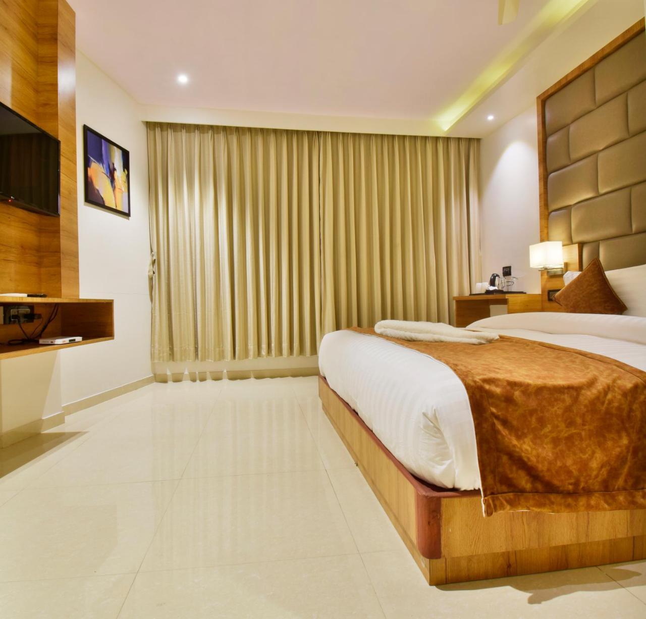 Aura One Hotel Kochi Exterior photo