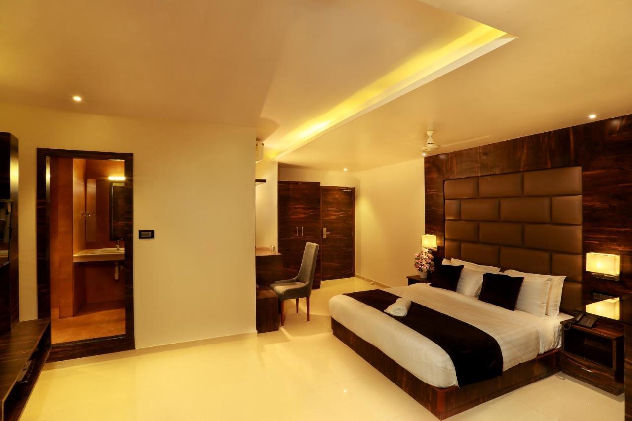 Aura One Hotel Kochi Exterior photo