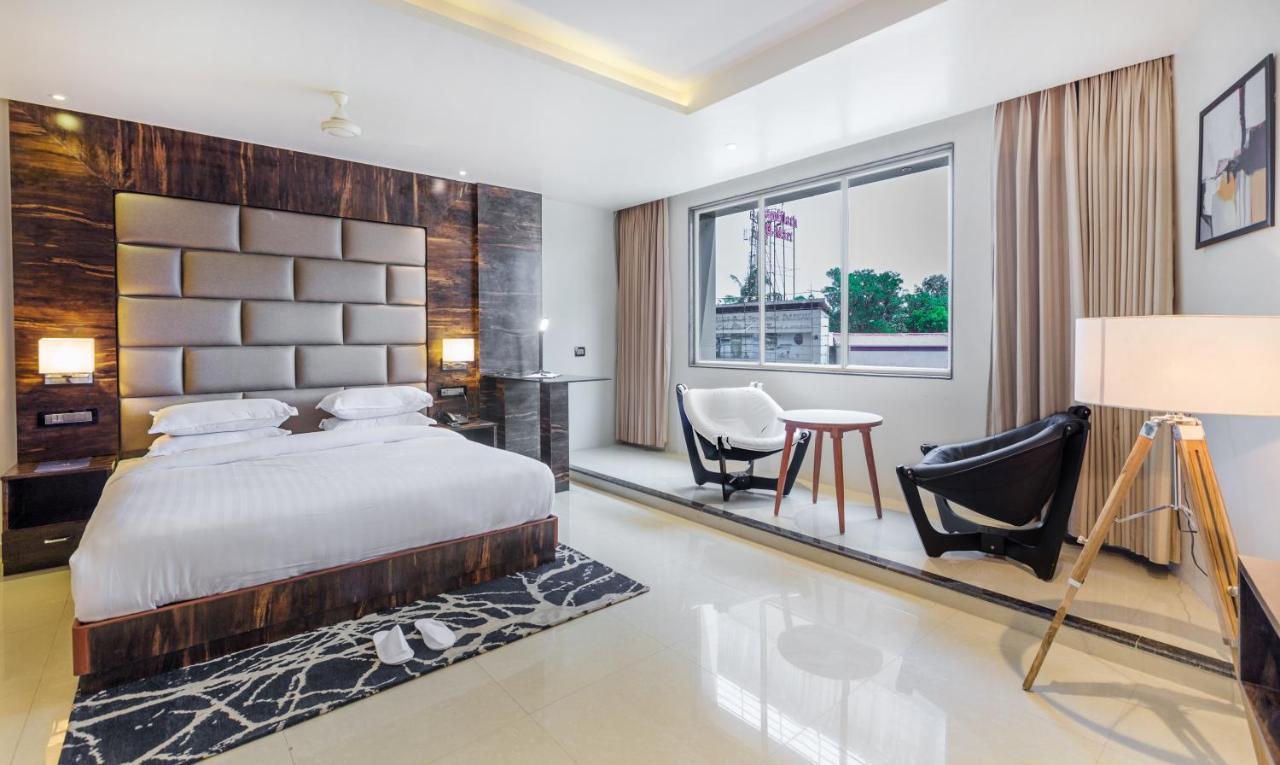 Aura One Hotel Kochi Exterior photo