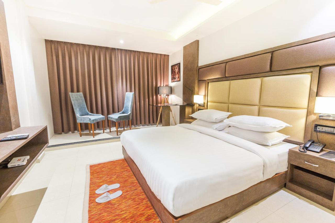 Aura One Hotel Kochi Exterior photo