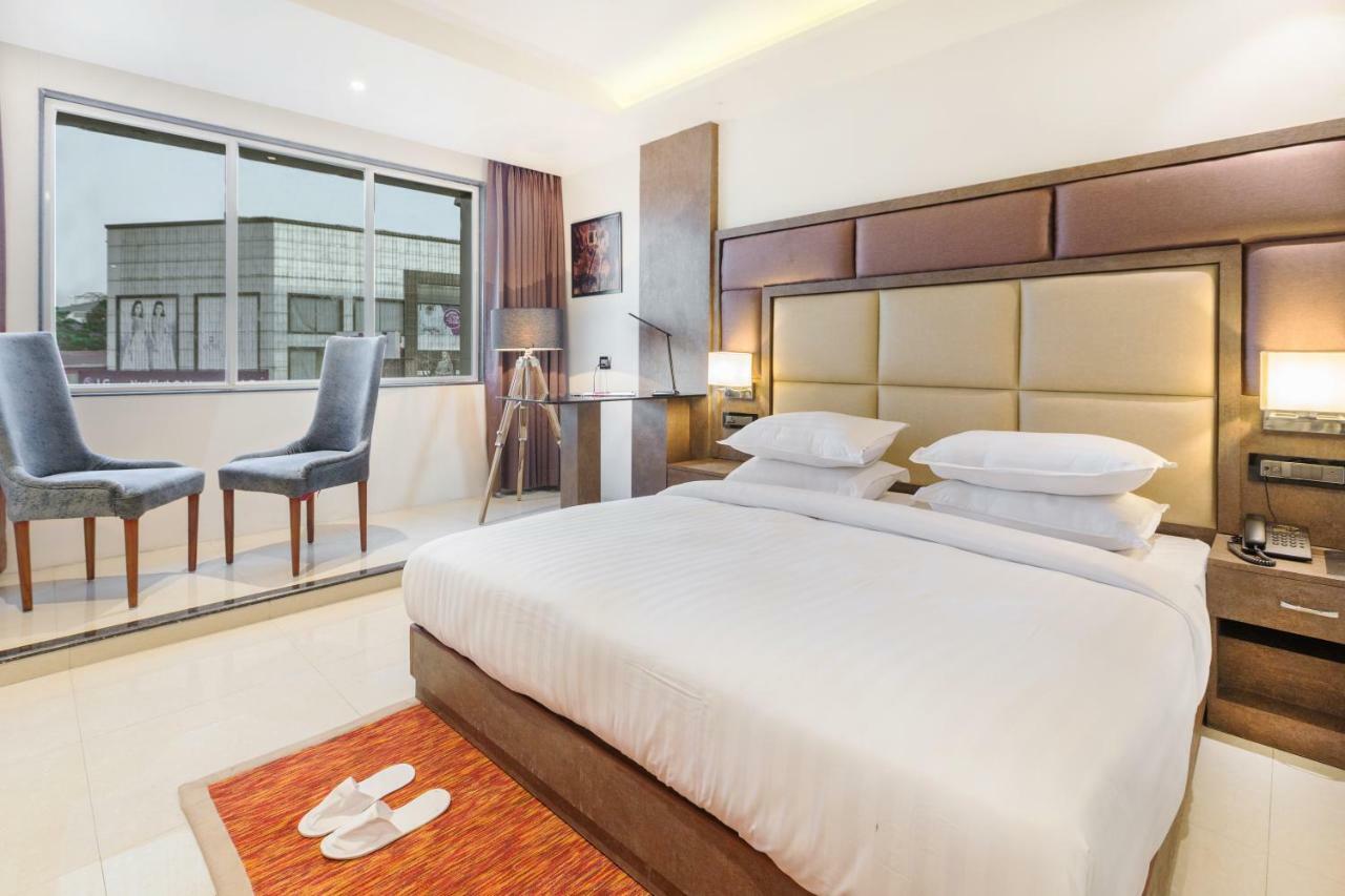 Aura One Hotel Kochi Exterior photo