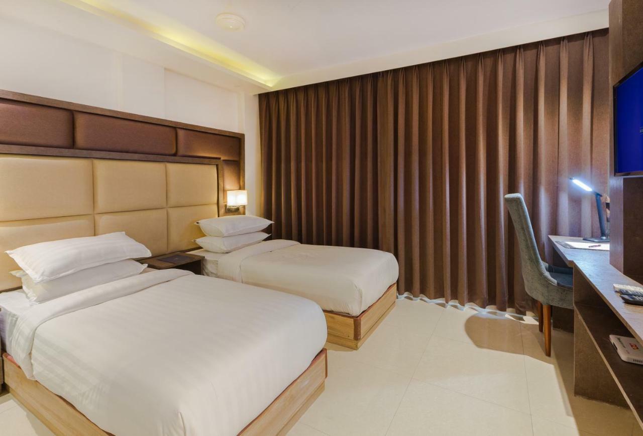 Aura One Hotel Kochi Exterior photo